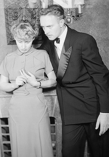 Herbert Wilk mit Edda Seippel in dem Stck "Ein Familientag" von T. S. Eliot, 1950 am Berliner "Schlosspark Theater"; Regie: Gnther Rennert; Quelle: Deutsche Fotothek, (file: df_pkm_0000912_005); Copyright SLUB Dresden/Deutsche Fotothek/Abraham Pisarek; Urheber: Abraham Pisarek (19011983); Datierung: 1950; Quelle: www.deutschefotothek.de; Genehmigung zur Verffentlichung: 30.03.2017