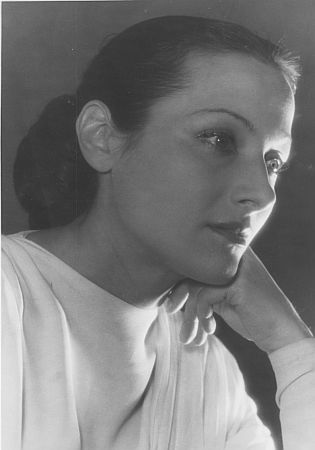 Portrait der Schauspielein Maria Wimmer 1948 mit der Titelrolle in "Iphigenie auf  Tauris" von Johann Wolfgang von Goethe am Hamburger "Deutschen Schauspielhaus", fotografiert von Gerd Mingram1) (19102001), genannt Germin; Quelle: Deutsche Fotothek, (file: df_ger-pos_0000749); Copyright SLUB Dresden/Deutsche Fotothek/Germin; Datierung: 1948; Quelle: www.deutschefotothek.de