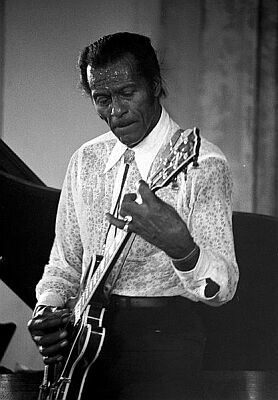 Chuck Berry bei einem Konzert im Jahre 1987 im franzsischen Deauville; Quelle: Wikipedia bzw. Wikimedia; Urheber: Roland Godefroy; Lizenz CC-BY-SA 3.0.; Diese Datei ist unter der Creative Commons-Lizenz Namensnennung 3.0 Unported lizenziert. Es ist erlaubt, die Datei unter den Bedingungen der GNU-Lizenz fr freie Dokumentation, Version 1.2 oder einer spteren Version, verffentlicht von der Free Software Foundation, zu kopieren, zu verbreiten und/oder zu modifizieren; es gibt keine unvernderlichen Abschnitte, keinen vorderen und keinen hinteren Umschlagtext. Der vollstndige Lizenztext ist im Kapitel GNU-Lizenz fr freie Dokumentation verfgbar.