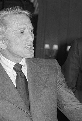 Kirk Douglas im September 1978 anlässlich des "Festivals des amerikanischen Films" im französischen Deauville; Quelle: Wikimedia; Urheber: Roland Godefroy;  Lizenz CC-BY-SA 3.0.; Diese Datei ist unter der Creative Commons-Lizenz Namensnennung 3.0 Unported lizenziert. Es ist erlaubt, die Datei unter den Bedingungen der GNU-Lizenz für freie Dokumentation, Version 1.2 oder einer späteren Version, veröffentlicht von der Free Software Foundation, zu kopieren, zu verbreiten und/oder zu modifizieren; es gibt keine unveränderlichen Abschnitte, keinen vorderen und keinen hinteren Umschlagtext. Der vollständige Lizenztext ist im Kapitel GNU-Lizenz für freie Dokumentation verfügbar. 