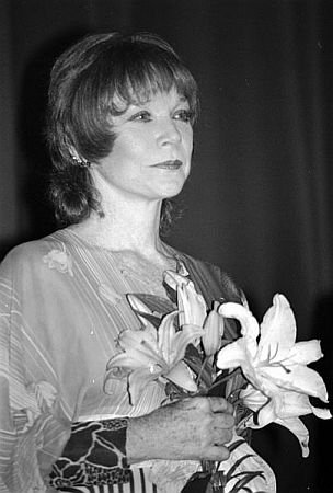 Shirley MacLaine im September 1987 anlässlich des "Festivals des amerikanischen Films" im französischen Deauville;  Quelle: Wikipedia bzw. Wikimedia; Urheber: Roland Godefroy; Lizenz CC-BY-SA 3.0. 