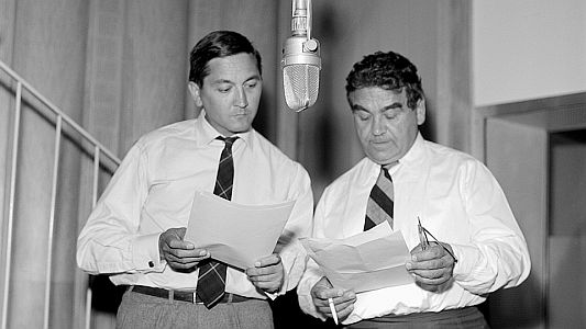 Robert Graf (l.) spricht den Meursault und Walter Richter den Kommissar in "Der Fremde" nach dem gleichnamigen Roman von Albert Camus; Foto mit freundlicher Genehmigung der "hr media" / Copyright HR/Kurt Bethke; Quelle: ARD Hrspieldatenbank