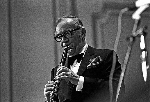 Benny Goodman 1972 in Hamburg; Urheber: Heinrich Klaffs (www.hklaffs.de); Quelle: Wikimedia Commons von www.flickr.com; Lizenz: CC-BY-SA 2.0.