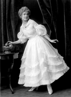 Dora Kaiser in einem Kleid mit Volants und Puffärmel; Foto mit freundlicher Genehmigung der sterreichischen Nationalbibliothek(NB); Urheber: Atelier D'Ora-Benda (Madame d'Ora, 18811963); Datierung: 09.11.1916; Quelle/Copyright NB/Wien, Bildarchiv (Inventarnummer 204014-D)