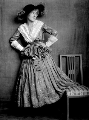 Dora Kaiser in einem Kleid, mit Hut; Foto mit freundlicher Genehmigung der sterreichischen Nationalbibliothek(NB); Urheber: Atelier D'Ora-Benda (Madame d'Ora, 18811963); Datierung: 09.11.1916; Quelle/Copyright NB/Wien, Bildarchiv (Inventarnummer 204015-D)