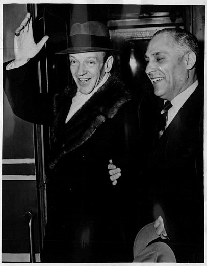 Fred Astaire wird 1947 am Bahnhof New York von seinem Partner Charles L. Casavane, dem Vizepräsidenten und Manager der "Fred Astaire Dance Studios" empfangen. Foto mit freundlicher Genehmigung der Österreichischen Nationalbibliothek (ÖNB); Urheber/Körperschaft: New York Times Photo; Datierung: 06.03.1947; Copyright ÖNB Wien; Bildarchiv Austria (Inventarnummer FO300011/01)