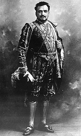 Enrico Caruso in der Rolle des Herzogs von Mantua in der Oper "Rigoletto" von Giuseppe Verdi; Foto mit freundlicher Genehmigung�der �sterreichischen Nationalbibliothek (�NB); Urheber/Datierung: ungenannt: Rechteinhaber/Copyright �NB/Wien, Bildarchiv (Inventarnummer / Signatur KO 389 - C)