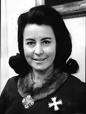 Lisa Della Casa am 1. Dezember 1969 mit dem "�sterreichischen Ehrenkreuz"; Foto mit freundlicher Genehmigung der �sterreichischen Nationalbibliothek (�NB); Urheber/Autor: N.N.; Rechteinhaber/Copyright �NB Wien; Datierung: 01.12.1969; Bildarchiv Austria (Inventarnummer Signatur: FO400043/02)