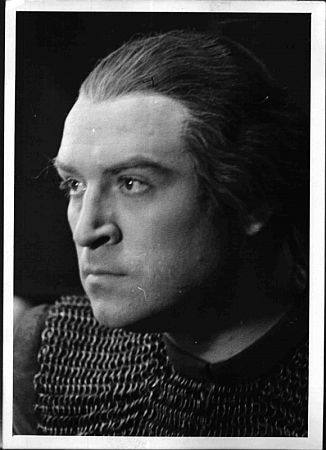 Volker von Collande 1939 in Shakespeares "Knig Richard II." in der Festauffhrung der "Staatlichen Schauspiele Berlin" im "Burgtheater" anlsslich der "6. Reichstheaterfestwoche" in Wien; Foto mit freundlicher Genehmigung der sterreichischen Nationalbibliothek (NB); Krperschaft: Weltbild; Copyright NB/Wien; Datierung: 07.06.1939; Bildarchiv Austria (Inventarnummer P138)