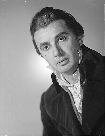 Franco Corelli am 26.06.1960 in der "Wiener Staatsoper" als Poet Andrea Ch�nier in der Oper "Andrea Ch�nier" von Umberto Giordano (Musik); Inszenierung: Paul Hager, Dirigent: Lovro von Mata?i?; Foto mit freundlicher Genehmigung der �sterreichischen Nationalbibliothek (�NB); Urheber: Trude Dietrich (1907�1981) bzw. "Fotoagentur "Dietrich & Co"; Datierung: 26.06.1960; Rechteinhaber/Copyright Trude Dietrich/�NB/Wien; Bildarchiv Austria (Inventarnummer/Signatur 550.898-B)