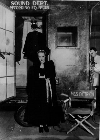 Marlene Dietrich in lndlicher Tracht fr den Film "The Song of Songs" ("Das Hohe Lied"); Foto mit freundlicher Genehmigung der sterreichischen Nationalbibliothek (NB); Urheber/Krperschaft: New York Times Photo; Cioyright NB Wien; Bildarchiv Austria (Inventarnummer FO300094/02)