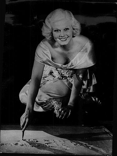 Jean Harlow 1937; Foto mit freundlicher Genehmigung der sterreichischen Nationalbibliothek (NB); Urheber/Krperschaft: New York Times Photo; Datierung: 1937; Copyright: NB Wien; Bildarchiv Austria (Inventarnummer FO300188/01)