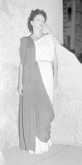"Salzburger Festspiele" 1948, Judith Holzmeister als Janthe; Foto mit freundlicher Genehmigung der Österreichischen Nationalbibliothek (ÖNB); Körperschaft: United States Information Service1) (USIS); Copyright ÖNB Wien/USIS; Bildarchiv Austria (Inventarnummer US 20.335)