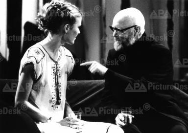 Szenenfoto aus "Die Versuchung" von VclavHavel am Wiener "Akademietheater; Ernst Jacobi als Dr. Faustka mit Jacqueline Als (Sekretärin Margret); Urheber/Autor: Robert Jäger; Copyright Robert Jäger / NB Wien /APA-Archiv / picturedesk.com; Datierung: 22.05.1986; Bildarchiv Austria: Inventarnummer APA_19860522_PD0018; Foto mit freundlicher Genehmigung der sterreichischen Nationalbibliothek (NB)