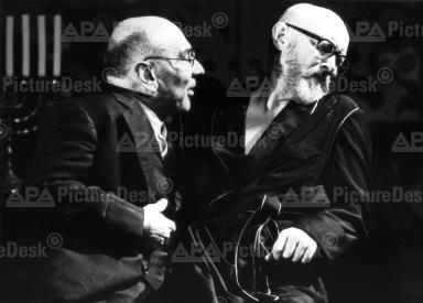 Szenenfoto aus "Die Versuchung" von VclavHavel am Wiener "Akademietheater; Ernst Jacobi als Dr. Faustka mit Rudolf Wessely (Invalide Fistula); Urheber/Autor: Robert Jäger; Copyright Robert Jäger / NB Wien /APA-Archiv / picturedesk.com; Datierung: 22.05.1986; Bildarchiv Austria: Inventarnummer APA_19860522_PD0017; Foto mit freundlicher Genehmigung der sterreichischen Nationalbibliothek (NB)