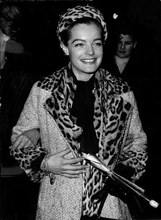 Romy Schneider 1963 bei der Ankunft am Wiener "Westbahnhof"; Foto mit freundlicher Genehmigung der sterreichischen Nationalbibliothek; (NB); Urheber/Autor: Ungenannt; Datierung: 11.03.1963; Copyright NB Wien; Bildarchiv Austria (Inventarnummer FO401085/01)