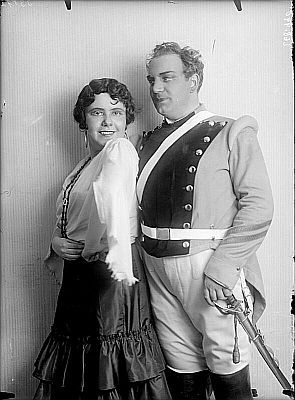Richard Tauber als Don Jos� und Rosette Anday als 1933 in "Carmen" von Georges Bizet; Foto mit freundlicher Genehmigung der �sterreichischen Nationalbibliothek (�NB); K�rperschaft: Fotoagentur: "Dietrich & Co"; Datierung: 1933; Rechteinhaber/Copyright �NB Wien; Bildarchiv Austria �(Inventarnummer 268990-C)