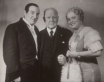 Meister Franz Lehar (Mitte) mit den Hauptdarstellern Richard Tauber und Maria Reining; Aufnahme anl�sslich der erstmaligen Auff�hrung von Franz Lehars "Das Land des L�chelns" in der "Wiener Staatsoper" am 30.01.1938; Urheber: "Photo Willinger" (Wilhelm Willinger (1879�1943); Foto mit freundlicher Genehmigung der �sterreichischen Nationalbibliothek (�NB); K�rperschaft: Fotoagentur: "Photo. Willinger"; Datierung: 29.01.1938; Rechteinhaber/Copyright �NB Wien; Bildarchiv Austria �(Inventarnummer Pf 4986 D14)