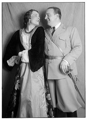 Jarmila Novotn� in der Titelrolle zusammen mit Richard Tauber als "Octavio" in der Urauff�hrung der Operette "Giuditta", fotografiert von Trude Dietrich (1907�1981); Foto mit freundlicher Genehmigung der �sterreichischen Nationalbibliothek (�NB); K�rperschaft/Urheberin: Trude Dietrich;; Datierung: 20.01.1934; Rechteinhaber/Copyright �NB Wien,Trude Dietrich; Bildarchiv Austria �(Inventarnummer 269.326-C)