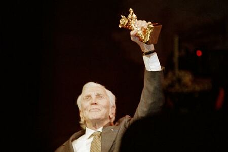 Kirk Douglas am 16. Februar 2001 nach der Preisverleihung (Berlinale 2001)