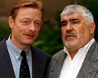 "Bauernschach": Szenenfoto Szenenfoto mit Mario Adorf (r.) als Bauer Franz Hofnagel, der Opfer eines Komplotts wird und Rache nimmt, und Otto Sander als Rechtsanwalt Dr. Gerold Stadler; mit freundlicher Genehmigung von Pidax-Film, welche den Psychothriller Mitte September 2016 auf DVD herausbrachte