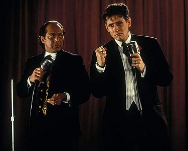 "Bullet Point": Szenenfoto mit Paul Anka (l.) als Danny Marks und Gabriel Byrne als Ben London, zeitweiliger Manager des Nachtclubs von Mafia-Boss Vic (Richard Dreyfuss); mit freundlicher Genehmigung von Pidax Film, welche die schwarzhumorige Gangsterkom�die Anfang M�rz 2021 auf DVD herausbrachte.