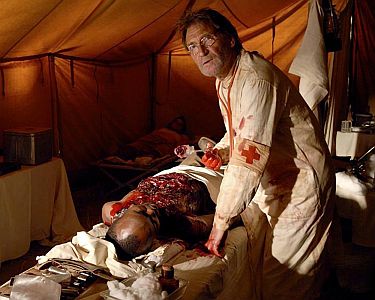 "Afrika, mon amour": Szenenfoto mit Matthias Habich als der Tropenarzt Dr. Franz Lukas; mit freundlicher Genehmigung von Pidax Film, welche den Dreiteiler am 28.08.2025 auf DVD herausbrachte.