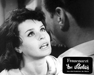 "Frauenarzt Dr. Sibelius": Szenenfoto mit Senta Berger als Elisabeth,Frau von Dr. Georg Sibelius (Lex Barker); mit freundlicher Genehmigung von Pidax-Film, welche das Drama Anfang November 2013 auf DVD herausbrachte