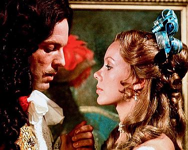 "Der Mann mit der eisernen Maske": Szenenfoto mit Richard Chamberlain als Louis XIV. / Philippe und Jenny Agutter als Louise de La Vallire; mit freundlicher Genehmigung von Pidax-Film, welche die Produktion Ende April 2020 auf DVD herausbrachte