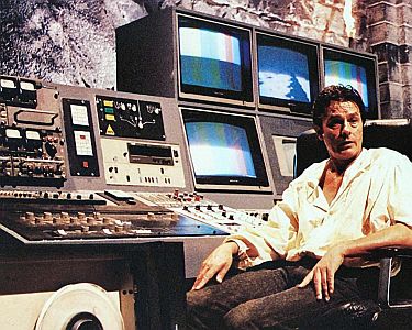 "Reise in die Unendlichkeit": Szenenfoto mit Alain Delon als Jean Diaz; mit freundlicher Genehmigung von Pidax Film, welche den Sci-Fi-Fantasyfilm am 4. Dezember 2025 auf DVD herausbrachte