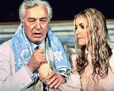 "Zwlf plus eins"1) (1969, "Una su 13"): Szenenfoto mit Vittorio De Sica als der "bse Bube" Carlo Di Seta und SharonTate1) als Pat; mit freundlicher Genehmigung von Pidax-Film, welche die Komdie Mitte Juli 2022 auf DVD herausbrachte.