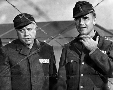 "Auf Wiedersehn": Szenenfoto mit Joachim Fuchsberger (r.) als Ferdinand Steinbichler und Werner Peters als Paul Blmel; mit freundlicher Genehmigung von "Pidax Film", welche die Spionage-Komdie im Dezember 2014 auf DVD herausbrachte.