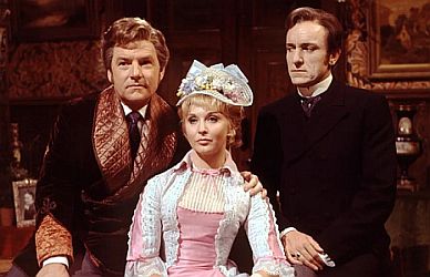 "Die Foryste Saga": Szenenfoto mit Jolyon Forsyte jr. (l. Kenneth More) und Irene Forsyte (Nyree Dawn Porter) mit Gatte Soames Forsyte (Eric Porter); Mit freundlicher Genehmigung von "Pidax Film", welche die Serie am 18. April 2024 auf DVD herausbrachte
