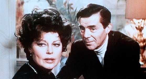"Vollmacht zum Mord": Szenenfoto mit Ava Gardner und Dirk Bogarde; mit freundlicher Genehmigung von Pidax Film, welche den Thriller im Juli 2025 auf DVD herausbrachte.