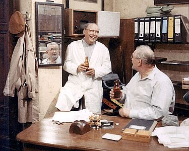 "Drüben bei Lehmanns": Szenenfoto mit Walter Gross (l.) als Paul Lehmann und Gustav Knuth als dessen Bruder, der Bezirksverordnete Kurt Lehmann; mit freundlicher Genehmigung von Pidax-Film, welche die Serie im November 2017 auf DVD herausbrachte.