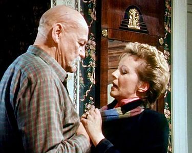 "Die letzte Fahrt der San Diego": Szenenfoto mit Siegfried Wischnewski als Heinrich Krogmann und Karin Anselm als Pensions-Rezeptionistin Marion Roeder; mit freundlicher Genehmigung von Pidax Film, welche den Krimi am 5. M�rz 2026 auf&nbsp;DVD herausbrachte.