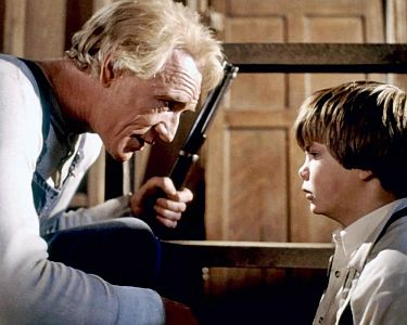 "Flucht zur�ck": Szenenfoto mit Richard Harris als der fl�chtige H�ftling Martin Steckert mit seiner kleinen Geisel Martin (Justin Henry) mit freundlicher Genehmigung von Pidax Film, welche das Roadmovie am 18. Juni 2026 auf DVD herausbrachte.