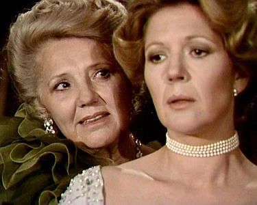 "Olympia": Szenenfoto mit Christiane Hörbiger als Prinzessin Olympia und Jane Tilden als deren Mutter Eugenie; mit freundlicher Genehmigung von Pidax Film, welche die dramatische Komödie am 11. September 2025 auf DVD herausbrachte.