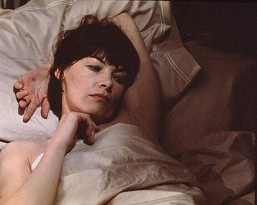 "Die romantische Englnderin": Szenenfoto mit Glenda Jackson als Elizabeth, Ehefrau des erfolgreichen Schriftstellers Lewis Fielding (Michael Caine); mit freundlicher Genehmigung von Pidax-Film, welche die britisch-franzsische Produktion im Juni 2021 auf DVD herausbrachte.