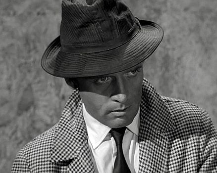 "Geheimauftrag f�r John Drake": Szenenfoto mit Patrick McGoohan als John Drake mit freundlicher Genehmigung von Pidax Film, welche die Agenten-Serie Anfang Juni 2020 auf DVD herausbrachte.