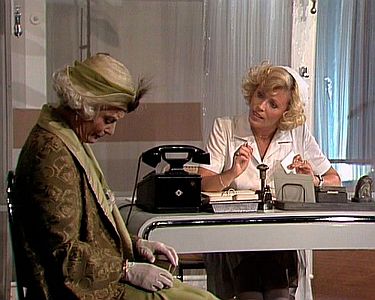 "Mein Freund Harvey": Szenenfoto mit Elisabeth Wiedemann (l.) als Vita Louise Simmons und Christine Schild als Krankenschwester Miss Kelley; mit freundlicher Genehmigung von Pidax-Film, welche die Komödie Anfang Januar 2013 auf DVD herausbrachte.