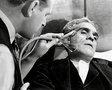 "Der Mann, der sein Gehirn austauschte": Szenenfoto mit Boris Karloff; mit freundlicher Genehmigung von Pidax Film, welche den Horror-Streifen Mitte August 2025 auf DVD herausbrachte.