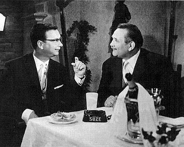 "Der Herr mit der schwarzen Melone": Szenenfoto mit Walter Roderer (l.) als Bankangestellter Hugo Wiederkehr und Gustav Knuth als Generaldirektor Meissen mit freundlicher Genehmigung von Pidax-Film, welche die Kriminalkomödie im Juli 2014 auf DVD herausbrachte.