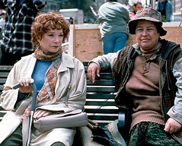 "West Side Rhythm": Szenenfoto mit Shirley MacLaine und KathyBates (Mrs. Goo) mit freundlicher Genehmigung von Pidax-Film, welche die Produktion Anfang April 2018 auf DVD herausbrachte