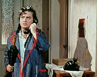 "Robert und Bertram: Szenenfoto mit Trude Herr als Ehefrau Klara Ziegel; mit freundlicher Genehmigung von Pidax Film, welche die Komödie Mitte Oktober 2013 auf DVD herausbrachte.