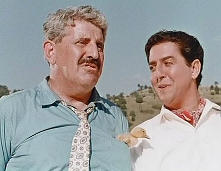 Vico Torriani (Bertram) mit Willy Millowitsch (Robert) in dem Schlagerstreifen "Robert und Bertram" (1961); Foto freundlicherweise zur Verfügung gestellt von "Pidax film"