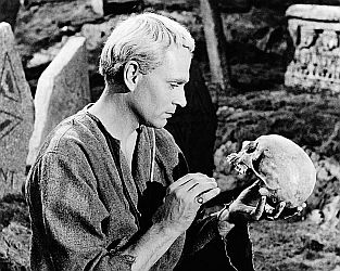 "Hamlet": Szenenfoto mit Laurence Olivier; mit freundlicher Genehmigung von Pidax Film, welche die "Oscar"-preisgekrnte Shakespeare-Verfilmung von (Regie) und mit Laurence Olivier in der Titelrolle Mitte August 2025 auf DVD herausbrachte.