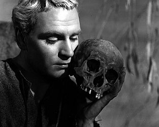 "Hamlet": Szenenfoto mit Laurence Olivier; mit freundlicher Genehmigung von Pidax Film, welche die "Oscar"-preisgekrnte Shakespeare-Verfilmung von (Regie) und mit Laurence Olivier in der Titelrolle Mitte August 2025 auf DVD herausbrachte.