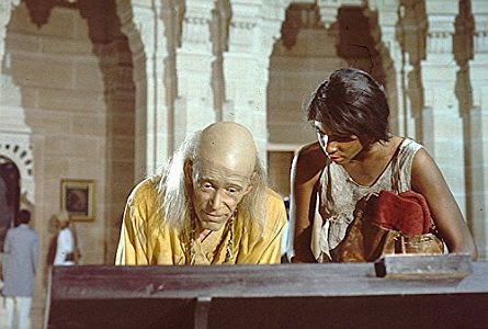 "Kim  Geheimdienst in Indien": Szenenfoto mit Peter O'Toole als der weise Lama und  Ravi Sheth als Kim; mit freundlicher Genehmigung von Pidax-Film, welche die Produktion am 05.02.2021 auf DVD herausbringt.