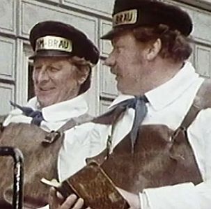 "Die Koblanks": Szenenfoto mit G�nter Pfitzmann als Ferdinand Koblank und Wolfgang V�lz als dessen Kollege Erwin Neumann; mit freundlicher Genehmigung von "Pidax�Film", welche die Serie am 10. November 2017 auf DVD herausbrachte.